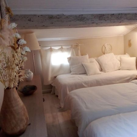 La Maison Perchee Aigues-Mortes Chambre photo